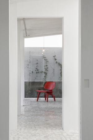 Christoph Zeller, omar munoz, juan carlos garza, moye, zeller&moye, casa verne, haus, wohnhaus, mexiko, mexico, mexico city, wei�, gr�n, garten, dachgarten, w�nde, walled garten, wohnzimmer, beton, stadt, urban, garten, marmor, holz, eiche, terrazzo