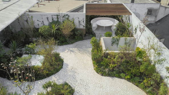 Christoph Zeller, omar munoz, juan carlos garza, moye, zeller&moye, casa verne, haus, wohnhaus, mexiko, mexico, mexico city, wei, grn, garten, dachgarten, wnde, walled garten, wohnzimmer, beton, stadt, urban, garten, marmor, holz, eiche, terrazzo