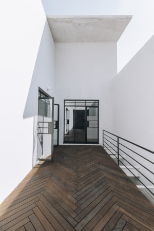 Christoph Zeller, omar munoz, juan carlos garza, moye, zeller&moye, casa verne, haus, wohnhaus, mexiko, mexico, mexico city, wei�, gr�n, garten, dachgarten, w�nde, walled garten, wohnzimmer, beton, stadt, urban, garten, marmor, holz, eiche, terrazzo