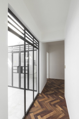 Christoph Zeller, omar munoz, juan carlos garza, moye, zeller&moye, casa verne, haus, wohnhaus, mexiko, mexico, mexico city, wei�, gr�n, garten, dachgarten, w�nde, walled garten, wohnzimmer, beton, stadt, urban, garten, marmor, holz, eiche, terrazzo