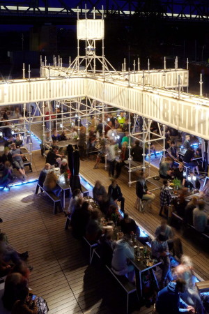 Baunetz, Meldung, Architektur, architecture, GRAFT, Berlin, germany, Deutschland, Brlo, craft beer, Bier, Gastronomie, Gleisdreieck, Kreuzberg, Schneberg, Park, Brauhaus, brewery, Biergarten, Bar, beer garden, Container, temporr, temporary, 2017, schwarz, black, Tobias Hein, Seren Dal, DONE STUDIO, Ulf Saupe