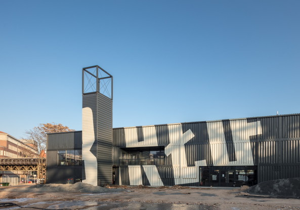 Baunetz, Meldung, Architektur, architecture, GRAFT, Berlin, germany, Deutschland, Brlo, craft beer, Bier, Gastronomie, Gleisdreieck, Kreuzberg, Schneberg, Park, Brauhaus, brewery, Biergarten, Bar, beer garden, Container, temporr, temporary, 2017, schwarz, black, Tobias Hein, Seren Dal, DONE STUDIO, Ulf Saupe