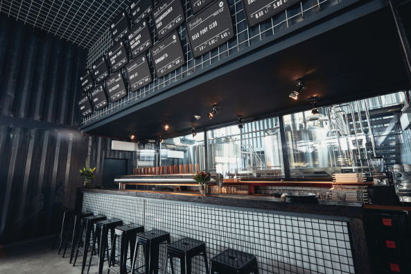 Baunetz, Meldung, Architektur, architecture, GRAFT, Berlin, germany, Deutschland, Brlo, craft beer, Bier, Gastronomie, Gleisdreieck, Kreuzberg, Schneberg, Park, Brauhaus, brewery, Biergarten, Bar, beer garden, Container, temporr, temporary, 2017, schwarz, black, Tobias Hein, Seren Dal, DONE STUDIO, Ulf Saupe