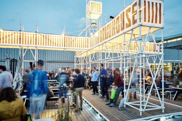 Baunetz, Meldung, Architektur, architecture, GRAFT, Berlin, germany, Deutschland, Brlo, craft beer, Bier, Gastronomie, Gleisdreieck, Kreuzberg, Schneberg, Park, Brauhaus, brewery, Biergarten, Bar, beer garden, Container, temporr, temporary, 2017, schwarz, black, Tobias Hein, Seren Dal, DONE STUDIO, Ulf Saupe