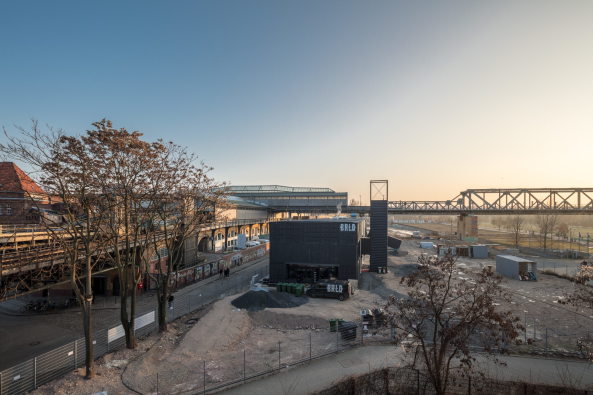 Baunetz, Meldung, Architektur, architecture, GRAFT, Berlin, germany, Deutschland, Brlo, craft beer, Bier, Gastronomie, Gleisdreieck, Kreuzberg, Schneberg, Park, Brauhaus, brewery, Biergarten, Bar, beer garden, Container, temporr, temporary, 2017, schwarz, black, Tobias Hein, Seren Dal, DONE STUDIO, Ulf Saupe