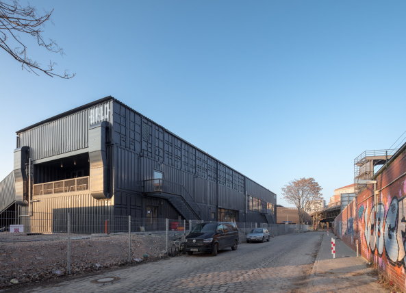 Baunetz, Meldung, Architektur, architecture, GRAFT, Berlin, germany, Deutschland, Brlo, craft beer, Bier, Gastronomie, Gleisdreieck, Kreuzberg, Schneberg, Park, Brauhaus, brewery, Biergarten, Bar, beer garden, Container, temporr, temporary, 2017, schwarz, black, Tobias Hein, Seren Dal, DONE STUDIO, Ulf Saupe