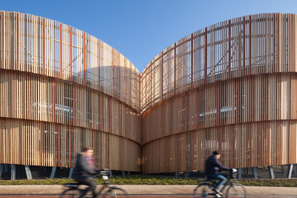 baunetz, architecture, architektur, meldung, nachricht, news, MoederscheimMoonen Architects, noorderhaven, hauptbahnhof, Ijssel, wohnareal, p+r, park + ride, industriehalle, holz, holzfassade, holzlatten, transparenz, natrliche Belihtung, belftung, satteldachhaus, fugngerzone, parkplatz, Harry Noback, Bart van Hoek