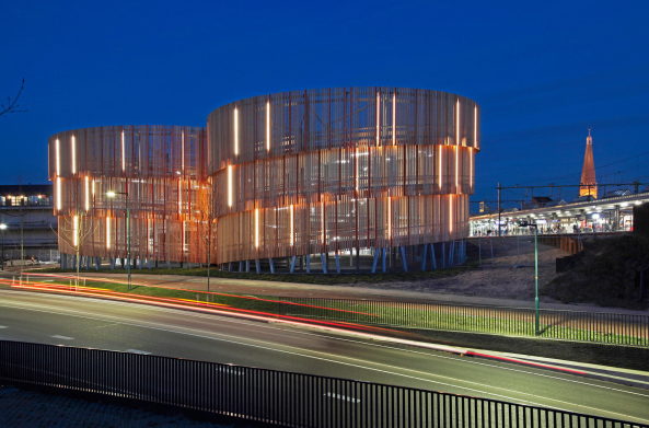 baunetz, architecture, architektur, meldung, nachricht, news, MoederscheimMoonen Architects, noorderhaven, hauptbahnhof, Ijssel, wohnareal, p+r, park + ride, industriehalle, holz, holzfassade, holzlatten, transparenz, nat�rliche Belihtung, bel�ftung, satteldachhaus, fu�g�ngerzone, parkplatz, Harry Noback, Bart van Hoek