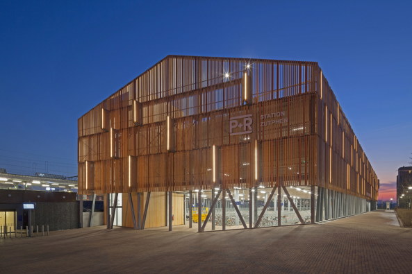 baunetz, architecture, architektur, meldung, nachricht, news, MoederscheimMoonen Architects, noorderhaven, hauptbahnhof, Ijssel, wohnareal, p+r, park + ride, industriehalle, holz, holzfassade, holzlatten, transparenz, nat�rliche Belihtung, bel�ftung, satteldachhaus, fu�g�ngerzone, parkplatz, Harry Noback, Bart van Hoek