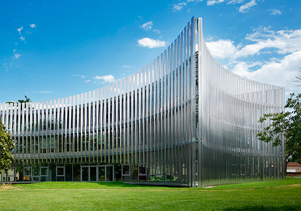 baunetz, architektur, architecture, news, nachricht, meldung, verwaltungsbau, brohaus, kurvenreich, park, atelier du pont, Communaut de Communes, frankreich, nantes, vende, verwaltungssitz, Pays des Herbiers, gemeinde, gemeindeverband, rathaus, altbau, neubau, umgebung, baum, chamleon, arbeitsraum, bro, Takuji Shimmura