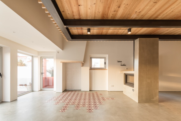 Manuel Tojal, Francisco Nogueira, holz, htte, ferienhaus, wohnhaus, portugal, bauen im bestand, altbau, umbau, ausbau, galerie, Trafaria, lissabon, dorf, rosa, farbe, kamin, garten, fnfziger, fifties, architekt, architektur, architecture, architect, fischerdorf, tourismus