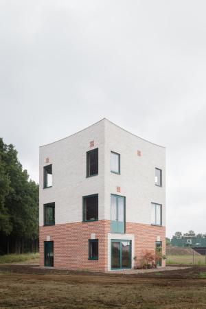 baunetz, architecture, architektur, news, meldung, living, housing, house, Monadnock, niederlande, eindhoven, turm, tower, wohnturm, livingtower, atlas, atlas house, brick, backstein, garten, rot, weiss, fassade, farbe, forest, wald, dachterrasse, privacy, dutch, neo-renaissance, cement, mythological figur, grichische mythologie, rpivate residence, stijn bollaert