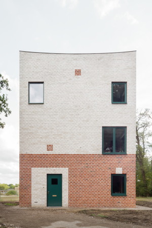 baunetz, architecture, architektur, news, meldung, living, housing, house, Monadnock, niederlande, eindhoven, turm, tower, wohnturm, livingtower, atlas, atlas house, brick, backstein, garten, rot, weiss, fassade, farbe, forest, wald, dachterrasse, privacy, dutch, neo-renaissance, cement, mythological figur, grichische mythologie, rpivate residence, stijn bollaert