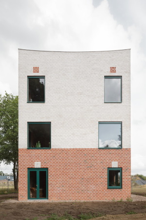 baunetz, architecture, architektur, news, meldung, living, housing, house, Monadnock, niederlande, eindhoven, turm, tower, wohnturm, livingtower, atlas, atlas house, brick, backstein, garten, rot, weiss, fassade, farbe, forest, wald, dachterrasse, privacy, dutch, neo-renaissance, cement, mythological figur, grichische mythologie, rpivate residence, stijn bollaert