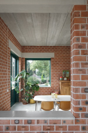 baunetz, architecture, architektur, news, meldung, living, housing, house, Monadnock, niederlande, eindhoven, turm, tower, wohnturm, livingtower, atlas, atlas house, brick, backstein, garten, rot, weiss, fassade, farbe, forest, wald, dachterrasse, privacy, dutch, neo-renaissance, cement, mythological figur, grichische mythologie, rpivate residence, stijn bollaert