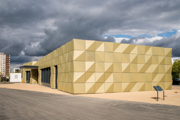 Baunetz, Meldung, Architektur, architecture, Deutschland, Germany, Klaus Gnter, Jrg Finkbeiner, Partner und Partner, 2017, IGA, Berlin, Internationale Garten Ausstellung, Informationszentrum, Marzahn, Hellersdorf, Kienberg, Eingang, entrance, Cradle to Cradle, Holz, Fassade, Aluminium, facade, wood, Betonformsteine, Plattenbau, Identitt, identity, lokal, local, Erbe, heritage, gold, Messing