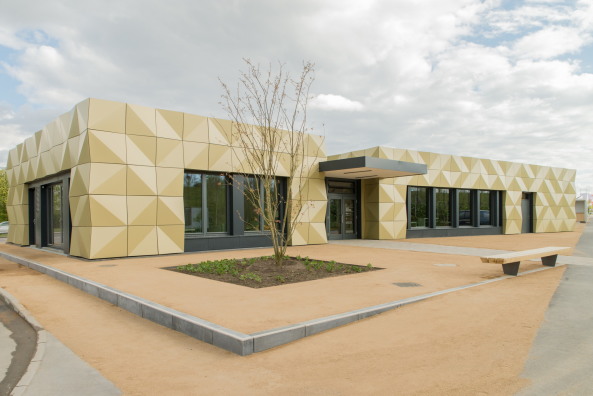 Baunetz, Meldung, Architektur, architecture, Deutschland, Germany, Klaus Gnter, Jrg Finkbeiner, Partner und Partner, 2017, IGA, Berlin, Internationale Garten Ausstellung, Informationszentrum, Marzahn, Hellersdorf, Kienberg, Eingang, entrance, Cradle to Cradle, Holz, Fassade, Aluminium, facade, wood, Betonformsteine, Plattenbau, Identitt, identity, lokal, local, Erbe, heritage, gold, Messing