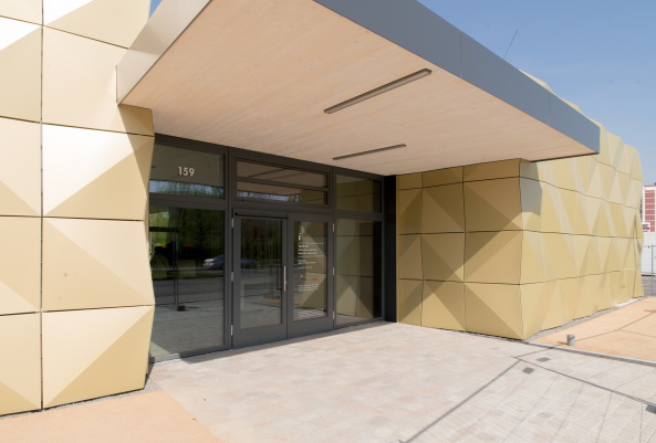 Baunetz, Meldung, Architektur, architecture, Deutschland, Germany, Klaus Gnter, Jrg Finkbeiner, Partner und Partner, 2017, IGA, Berlin, Internationale Garten Ausstellung, Informationszentrum, Marzahn, Hellersdorf, Kienberg, Eingang, entrance, Cradle to Cradle, Holz, Fassade, Aluminium, facade, wood, Betonformsteine, Plattenbau, Identitt, identity, lokal, local, Erbe, heritage, gold, Messing