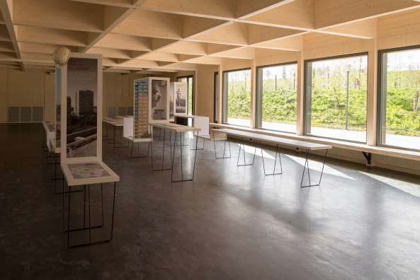 Baunetz, Meldung, Architektur, architecture, Deutschland, Germany, Klaus Gnter, Jrg Finkbeiner, Partner und Partner, 2017, IGA, Berlin, Internationale Garten Ausstellung, Informationszentrum, Marzahn, Hellersdorf, Kienberg, Eingang, entrance, Cradle to Cradle, Holz, Fassade, Aluminium, facade, wood, Betonformsteine, Plattenbau, Identitt, identity, lokal, local, Erbe, heritage, gold, Messing