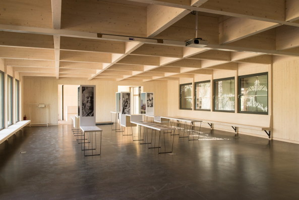 Baunetz, Meldung, Architektur, architecture, Deutschland, Germany, Klaus Gnter, Jrg Finkbeiner, Partner und Partner, 2017, IGA, Berlin, Internationale Garten Ausstellung, Informationszentrum, Marzahn, Hellersdorf, Kienberg, Eingang, entrance, Cradle to Cradle, Holz, Fassade, Aluminium, facade, wood, Betonformsteine, Plattenbau, Identitt, identity, lokal, local, Erbe, heritage, gold, Messing