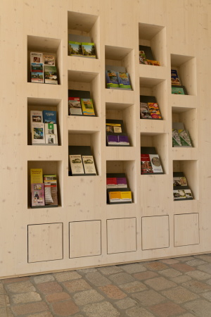 Baunetz, Meldung, Architektur, architecture, Deutschland, Germany, Klaus Gnter, Jrg Finkbeiner, Partner und Partner, 2017, IGA, Berlin, Internationale Garten Ausstellung, Informationszentrum, Marzahn, Hellersdorf, Kienberg, Eingang, entrance, Cradle to Cradle, Holz, Fassade, Aluminium, facade, wood, Betonformsteine, Plattenbau, Identitt, identity, lokal, local, Erbe, heritage, gold, Messing