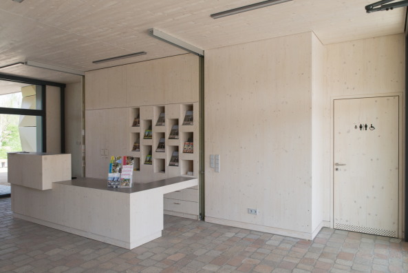 Baunetz, Meldung, Architektur, architecture, Deutschland, Germany, Klaus Gnter, Jrg Finkbeiner, Partner und Partner, 2017, IGA, Berlin, Internationale Garten Ausstellung, Informationszentrum, Marzahn, Hellersdorf, Kienberg, Eingang, entrance, Cradle to Cradle, Holz, Fassade, Aluminium, facade, wood, Betonformsteine, Plattenbau, Identitt, identity, lokal, local, Erbe, heritage, gold, Messing