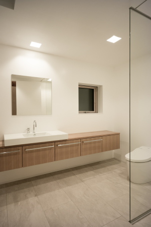 Baunetz, Architektur, Meldungen, Projekt, Florian Busch Architects, Japan, Niseko, K House, Ferienhaus, Berghtte, Chalet, cabin, Quadrat, Aluminium-Zink-Beschichtung, Stahlblech, Holzbalken