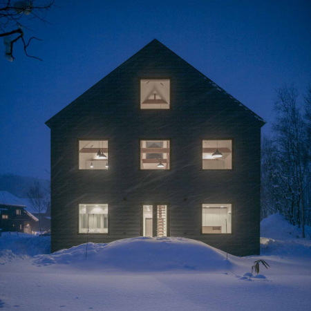 Baunetz, Architektur, Meldungen, Projekt, Florian Busch Architects, Japan, Niseko, K House, Ferienhaus, Berghtte, Chalet, cabin, Quadrat, Aluminium-Zink-Beschichtung, Stahlblech, Holzbalken