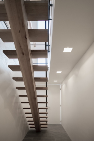 Baunetz, Architektur, Meldungen, Projekt, Florian Busch Architects, Japan, Niseko, K House, Ferienhaus, Berghtte, Chalet, cabin, Quadrat, Aluminium-Zink-Beschichtung, Stahlblech, Holzbalken