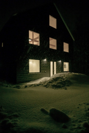 Baunetz, Architektur, Meldungen, Projekt, Florian Busch Architects, Japan, Niseko, K House, Ferienhaus, Berghtte, Chalet, cabin, Quadrat, Aluminium-Zink-Beschichtung, Stahlblech, Holzbalken