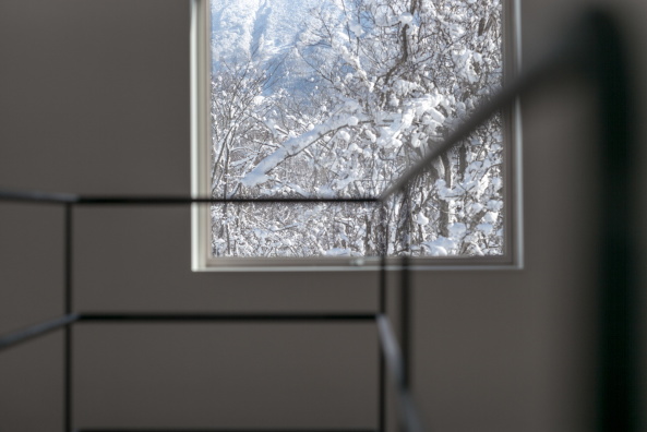 Baunetz, Architektur, Meldungen, Projekt, Florian Busch Architects, Japan, Niseko, K House, Ferienhaus, Berghtte, Chalet, cabin, Quadrat, Aluminium-Zink-Beschichtung, Stahlblech, Holzbalken