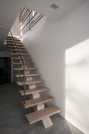 Baunetz, Architektur, Meldungen, Projekt, Florian Busch Architects, Japan, Niseko, K House, Ferienhaus, Berghtte, Chalet, cabin, Quadrat, Aluminium-Zink-Beschichtung, Stahlblech, Holzbalken