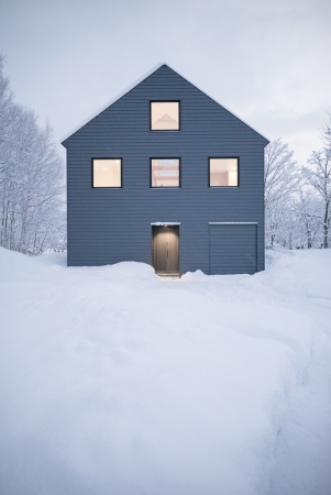 Baunetz, Architektur, Meldungen, Projekt, Florian Busch Architects, Japan, Niseko, K House, Ferienhaus, Berghtte, Chalet, cabin, Quadrat, Aluminium-Zink-Beschichtung, Stahlblech, Holzbalken