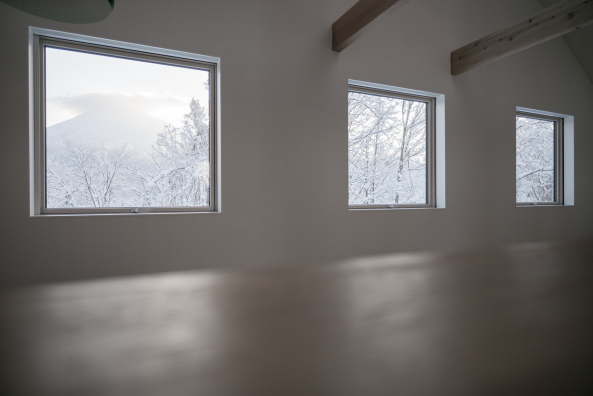 Baunetz, Architektur, Meldungen, Projekt, Florian Busch Architects, Japan, Niseko, K House, Ferienhaus, Berghtte, Chalet, cabin, Quadrat, Aluminium-Zink-Beschichtung, Stahlblech, Holzbalken