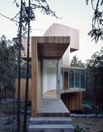 Baunetz, Architektur, Meldungen, Projekt, Bengo Studio, China, Xiuning, Anhui Province, Qiyun Mountain Tree House, Qiyun Mountains, Ferienhaus, Landhaus, Wendeltreppe, Stahlstruktur, Holzfassade, rote Zeder, Zedernwald, schmales Haus
