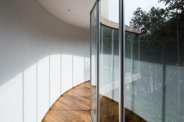 Baunetz, Architektur, Meldungen, Projekt, Bengo Studio, China, Xiuning, Anhui Province, Qiyun Mountain Tree House, Qiyun Mountains, Ferienhaus, Landhaus, Wendeltreppe, Stahlstruktur, Holzfassade, rote Zeder, Zedernwald, schmales Haus