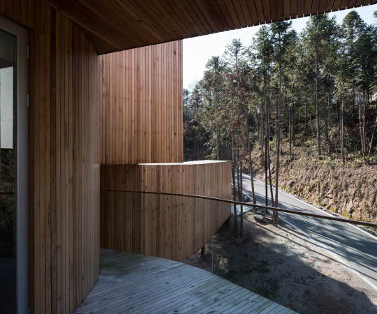 Baunetz, Architektur, Meldungen, Projekt, Bengo Studio, China, Xiuning, Anhui Province, Qiyun Mountain Tree House, Qiyun Mountains, Ferienhaus, Landhaus, Wendeltreppe, Stahlstruktur, Holzfassade, rote Zeder, Zedernwald, schmales Haus