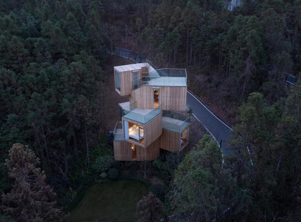 Baunetz, Architektur, Meldungen, Projekt, Bengo Studio, China, Xiuning, Anhui Province, Qiyun Mountain Tree House, Qiyun Mountains, Ferienhaus, Landhaus, Wendeltreppe, Stahlstruktur, Holzfassade, rote Zeder, Zedernwald, schmales Haus