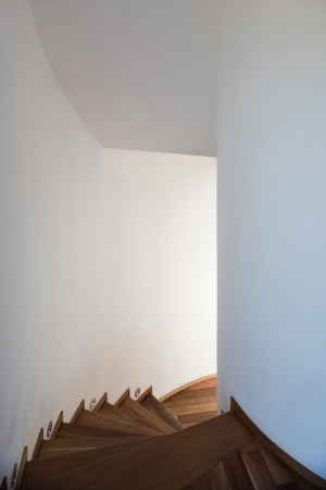 Baunetz, Architektur, Meldungen, Projekt, Bengo Studio, China, Xiuning, Anhui Province, Qiyun Mountain Tree House, Qiyun Mountains, Ferienhaus, Landhaus, Wendeltreppe, Stahlstruktur, Holzfassade, rote Zeder, Zedernwald, schmales Haus