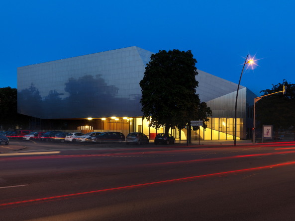 Baunetz, Meldung, Architektur, architecture, Frankreich, franz�sisch, french, France, H�rault Arnod, �vreux, Bel Ebait, SMAC, Musik, Konzerthaus, Saal, concert hall, music, Passage, terrace, Terrasse, Holz, wood, cladding, Verkleidung, Metall, metal, contemporary music, zeitgen�ssische musik, Andr� Morin