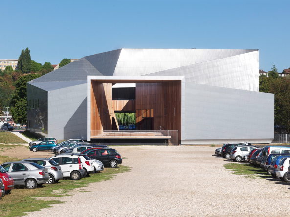 Baunetz, Meldung, Architektur, architecture, Frankreich, franzsisch, french, France, Hrault Arnod, vreux, Bel Ebait, SMAC, Musik, Konzerthaus, Saal, concert hall, music, Passage, terrace, Terrasse, Holz, wood, cladding, Verkleidung, Metall, metal, contemporary music, zeitgenssische musik, Andr Morin