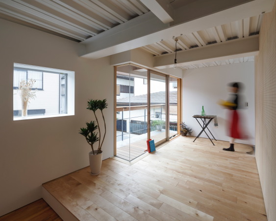 Baunetz, Architektur, Meldungen, Projekte, Japan, Saitama, Eureka, MARU architects, Wohnhaus, Apartments, Pilotis, Stahlstruktur, Metallfassade, Mehrfamilienhaus, Eckbebauung, Auskragung, Durchl�ssigkeit, �ffnungen