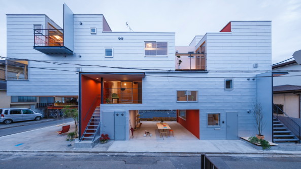 Baunetz, Architektur, Meldungen, Projekte, Japan, Saitama, Eureka, MARU architects, Wohnhaus, Apartments, Pilotis, Stahlstruktur, Metallfassade, Mehrfamilienhaus, Eckbebauung, Auskragung, Durchl�ssigkeit, �ffnungen