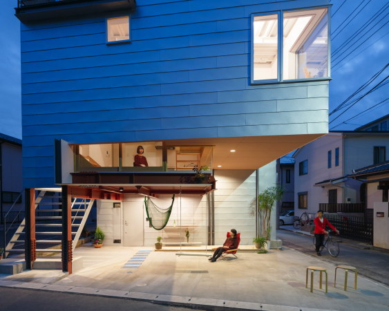 Baunetz, Architektur, Meldungen, Projekte, Japan, Saitama, Eureka, MARU architects, Wohnhaus, Apartments, Pilotis, Stahlstruktur, Metallfassade, Mehrfamilienhaus, Eckbebauung, Auskragung, Durchl�ssigkeit, �ffnungen