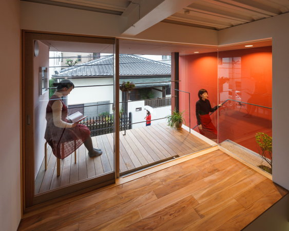 Baunetz, Architektur, Meldungen, Projekte, Japan, Saitama, Eureka, MARU architects, Wohnhaus, Apartments, Pilotis, Stahlstruktur, Metallfassade, Mehrfamilienhaus, Eckbebauung, Auskragung, Durchl�ssigkeit, �ffnungen