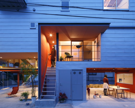 Baunetz, Architektur, Meldungen, Projekte, Japan, Saitama, Eureka, MARU architects, Wohnhaus, Apartments, Pilotis, Stahlstruktur, Metallfassade, Mehrfamilienhaus, Eckbebauung, Auskragung, Durchl�ssigkeit, �ffnungen