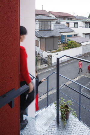 Baunetz, Architektur, Meldungen, Projekte, Japan, Saitama, Eureka, MARU architects, Wohnhaus, Apartments, Pilotis, Stahlstruktur, Metallfassade, Mehrfamilienhaus, Eckbebauung, Auskragung, Durchl�ssigkeit, �ffnungen