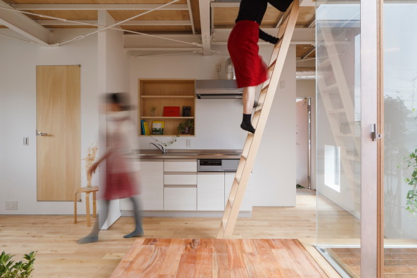 Baunetz, Architektur, Meldungen, Projekte, Japan, Saitama, Eureka, MARU architects, Wohnhaus, Apartments, Pilotis, Stahlstruktur, Metallfassade, Mehrfamilienhaus, Eckbebauung, Auskragung, Durchl�ssigkeit, �ffnungen