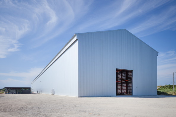 Tomohiro Sakashita, Nobuhiro Tsukada, Architects, japan, bro, office, fabrik, halle, fabrikhalle, produktionshalle, industrie, neubau, decke, corten, stahl, glas, modern, landschaft, grundriss, flexibel, groraumbro, Daiei Iron Works, eisen, Chiba, Minato, Futtsu,