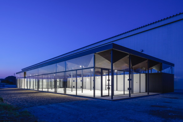 Tomohiro Sakashita, Nobuhiro Tsukada, Architects, japan, bro, office, fabrik, halle, fabrikhalle, produktionshalle, industrie, neubau, decke, corten, stahl, glas, modern, landschaft, grundriss, flexibel, groraumbro, Daiei Iron Works, eisen, Chiba, Minato, Futtsu,